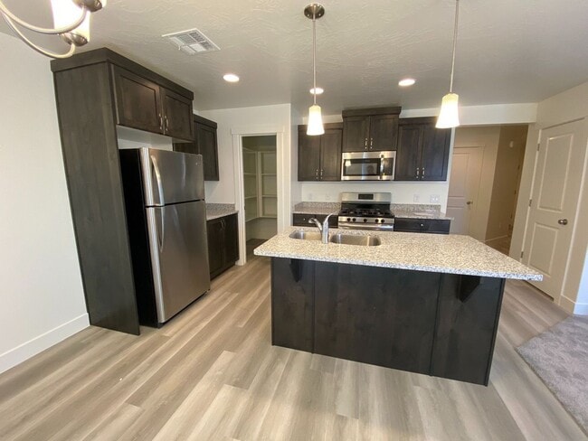 Foto del edificio - Beautiful 4 bed and 2.5 Bath in Desert Bluff Townhomes at Desert Canyons