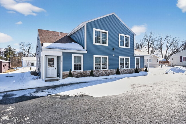 Building Photo - 6 Arrow St