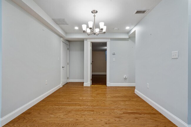 Building Photo - 15 Strathmore Rd