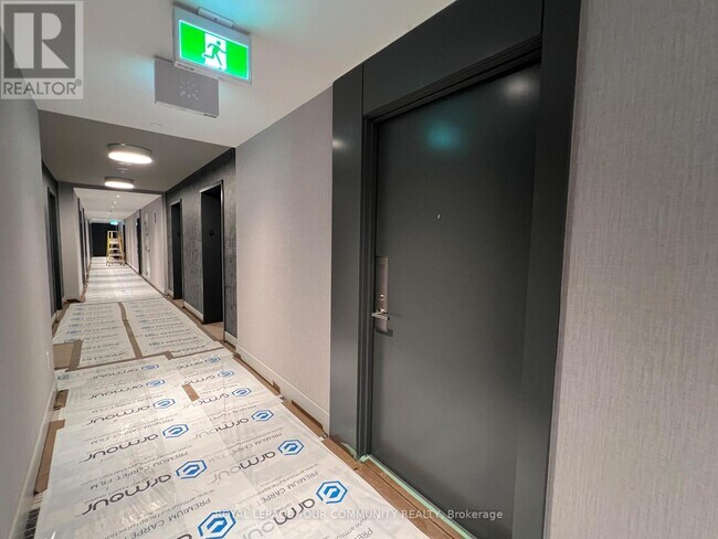 Building Photo - 5858 Yonge St