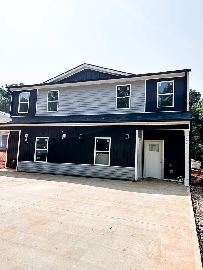 Building Photo - 211 Johnson Cir
