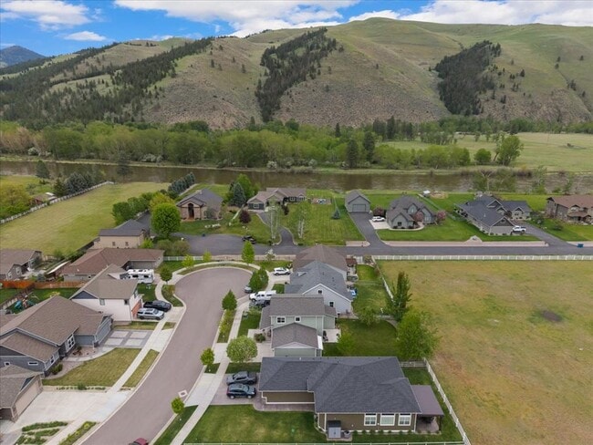 Building Photo - Charming 3 Bed, 2 Bath Home with Modern Up...
