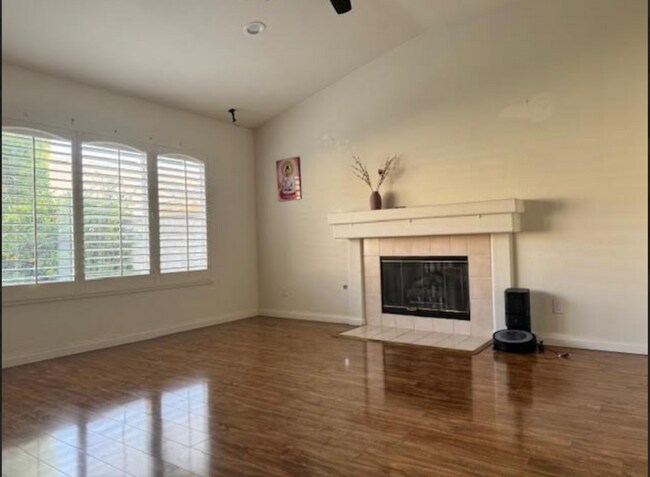 Foto del edificio - Beautiful 3-bedroom, 2-bathroom home located in Oxnard, CA.