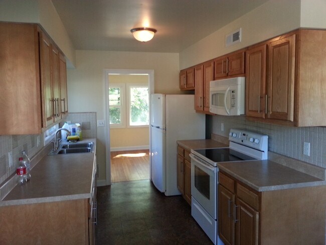 Building Photo - Incredible 4 bedroom (+Office), 2-1/2 bath...