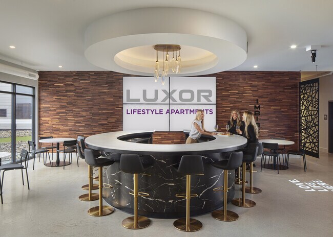 Sumerge nuestra barra social BYOB - Luxor Lifestyle Apartments Montgomeryville
