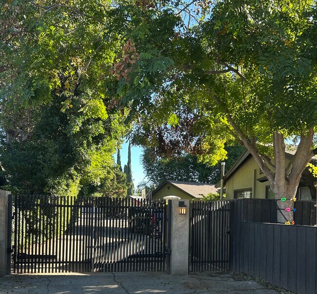 Building Photo - 5234 Ethel Ave