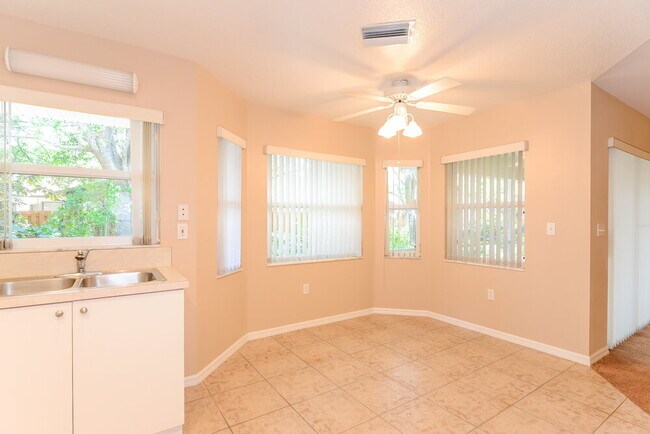 Foto del edificio - 4638 Breezy Pines Blvd