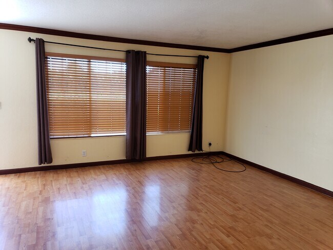 Living Room - 33246 Lake Pyramid St