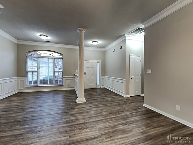 Building Photo - 8800 Willow Crest Dr