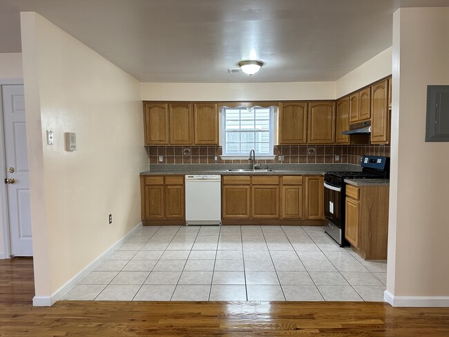 Building Photo - 70-72 E Bigelow St