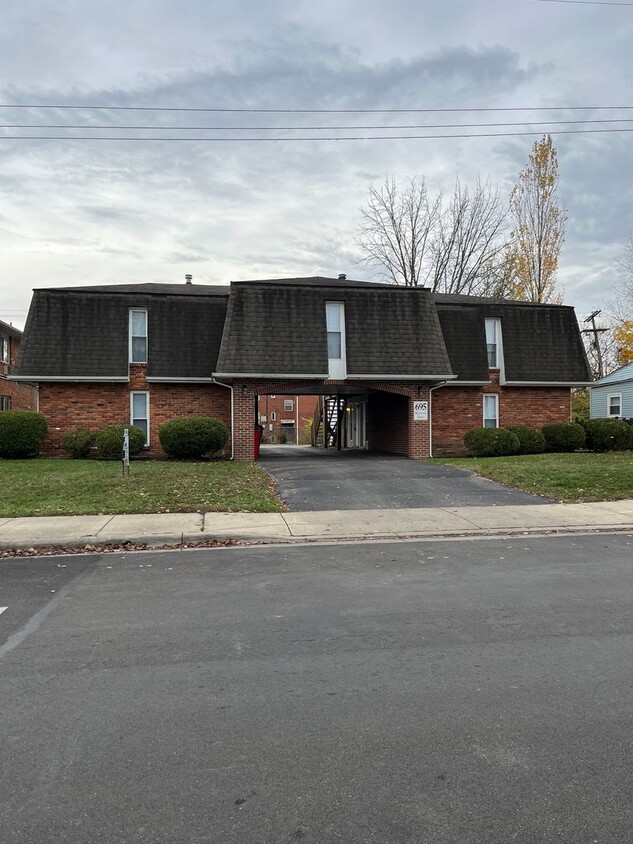 Building Photo - 695 Riverview