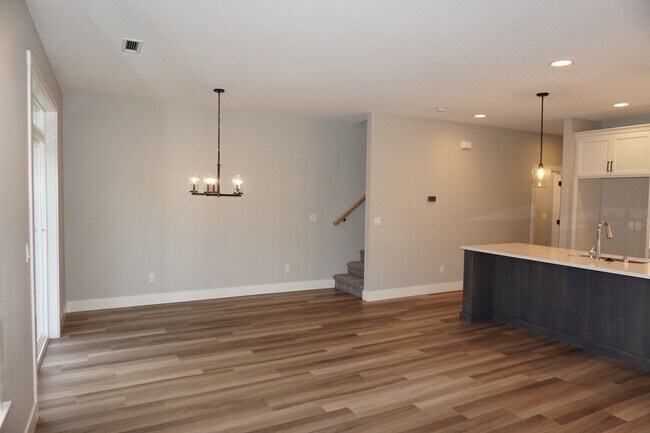 Foto del edificio - LIKE NEW Prairie Commons Luxury Townhome f...