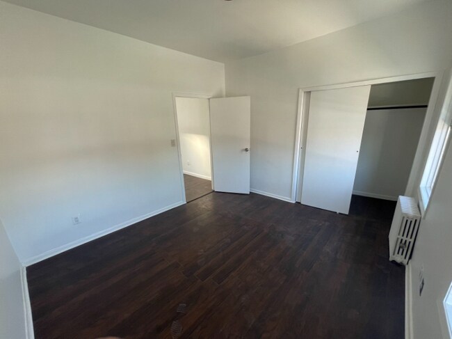 Building Photo - 3162 E Tremont Ave