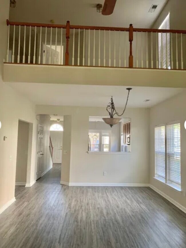Foto del edificio - 1660 Backcreek Ln