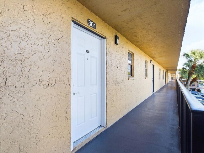 Foto del edificio - 9370 SW 8th St