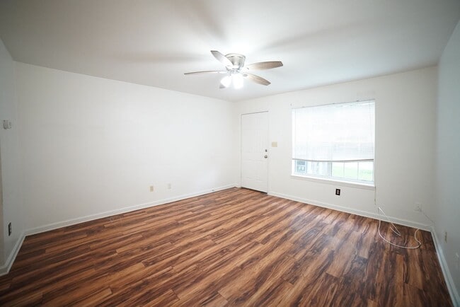 Building Photo - 2555 Chateau Ln