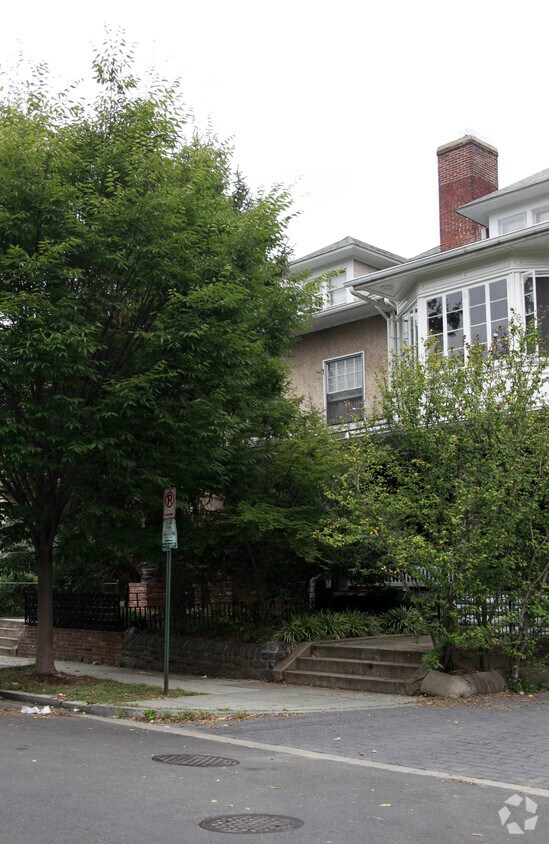 Foto del edificio - 1713 Lamont St NW