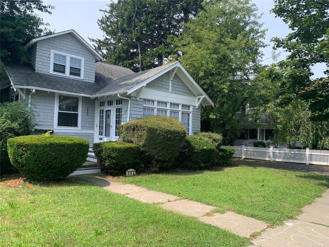Primary Photo - 253 N Wellwood Ave