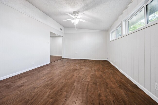Building Photo - 3607 Blue Bonnet Blvd