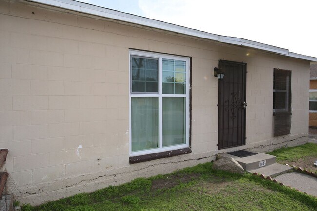 Building Photo - Adorable 2 Bedroom / 1 Bath Home with Park...