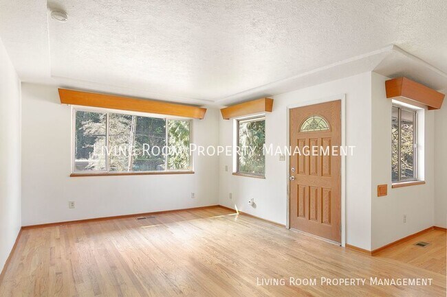 Building Photo - 3 Bedroom 2 bath Duplex with private lower...