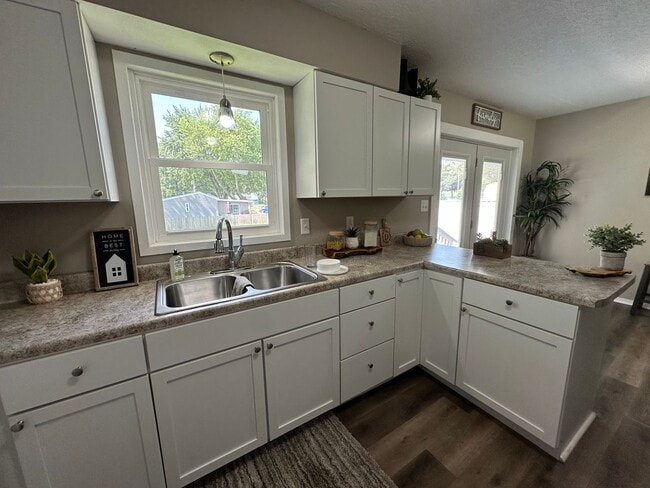 Building Photo - 3 bed, 1 bath home for rent in Maywood edi...