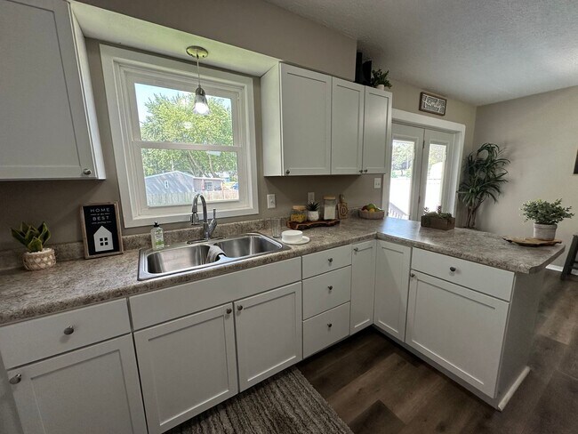 Foto del edificio - 3 bed, 1 bath home for rent in Maywood edi...