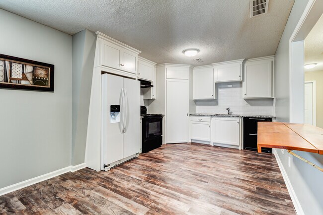 Foto del edificio - 625 McDonald Rd