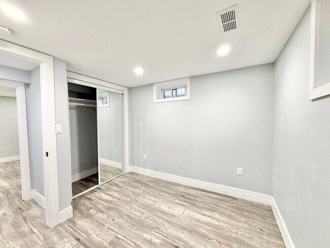 Photo du bâtiment - 3 BED - 1 BATH - LONDON - BASEMENT