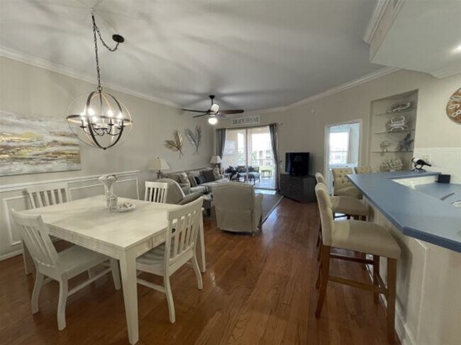 Building Photo - Beautiful 3rd Floor Condo with Lake View