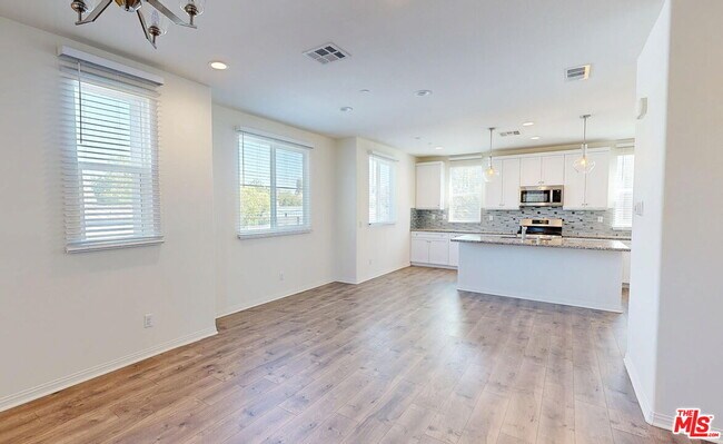 Building Photo - 14834 Nordhoff St