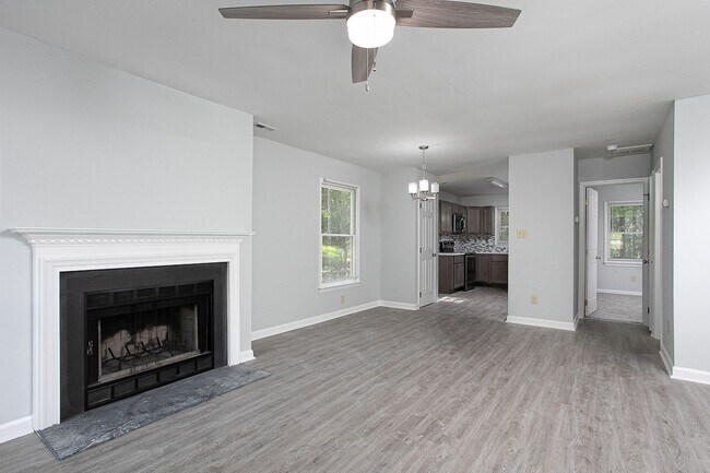 Building Photo - Available early August! Move-In Ready, FUL...