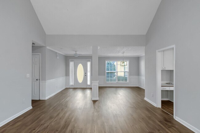 Building Photo - Spacious 6BR/4BA Home with Finished Basement!