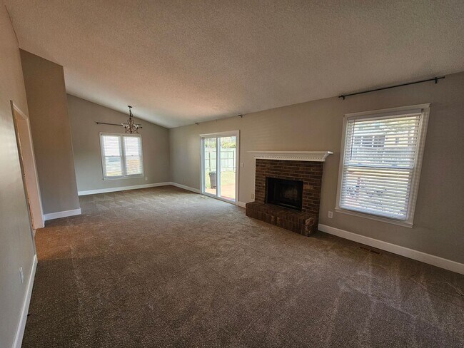 Foto del edificio - Lawncare provided. Fenced Back Yard. 2 Car...