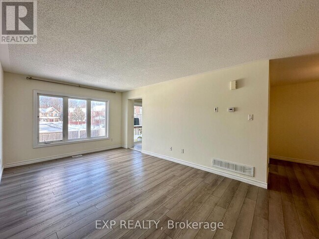 Photo du bâtiment - 3353 Woodroffe Ave