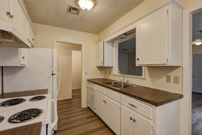 Building Photo - Charming 2-Bedroom Duplex with Garage & Mo...