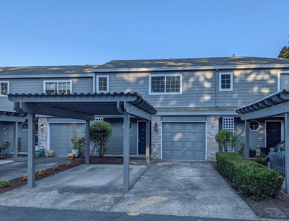 Foto principal - 2205 Crestview Dr S