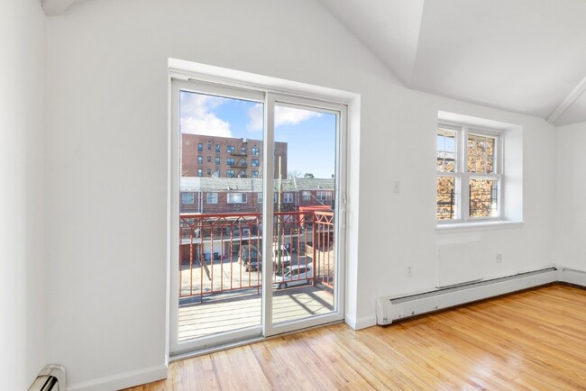 Building Photo - One of a kind! Enormous New 5 bedroom Dupl...