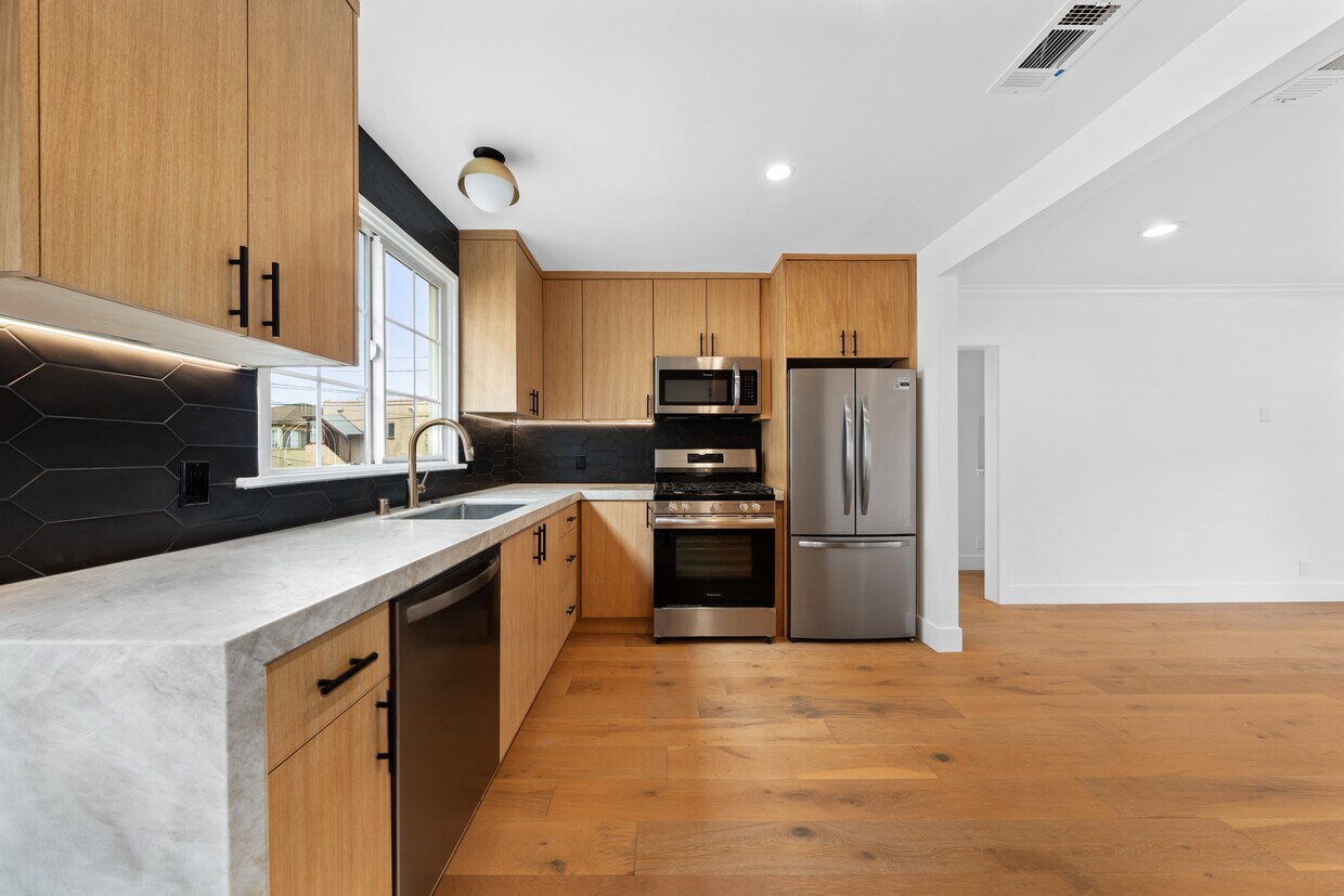 Foto principal - 5234 W Olympic Blvd