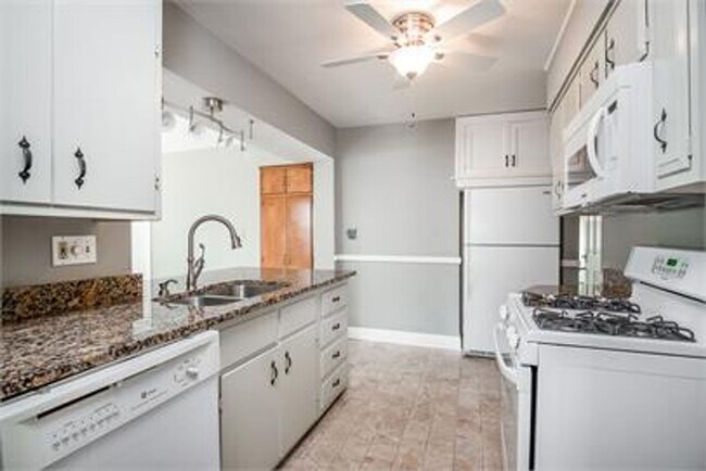 Building Photo - CHARMING HOME IN ST MATTHEWS FOR RENT