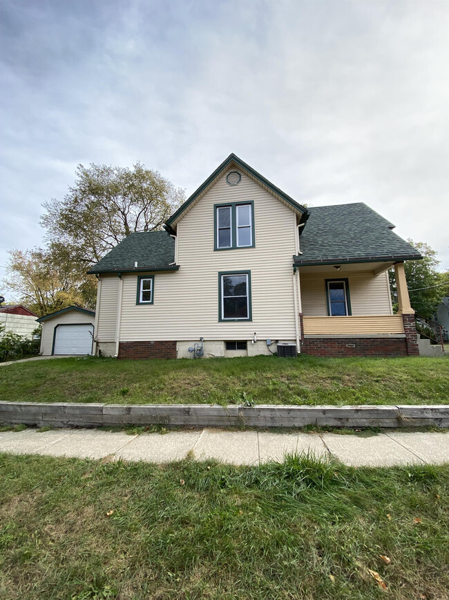 Building Photo - 423 Merrill St