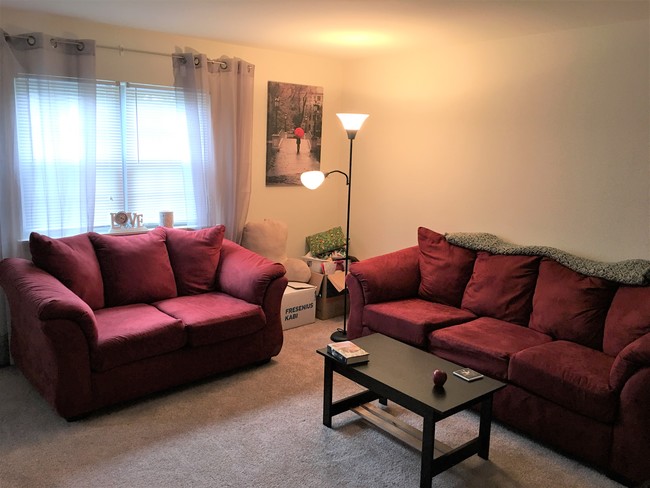 Living Room - Wynfair House Apartments