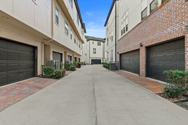 Building Photo - Luxury Townhouse in Fannin Station