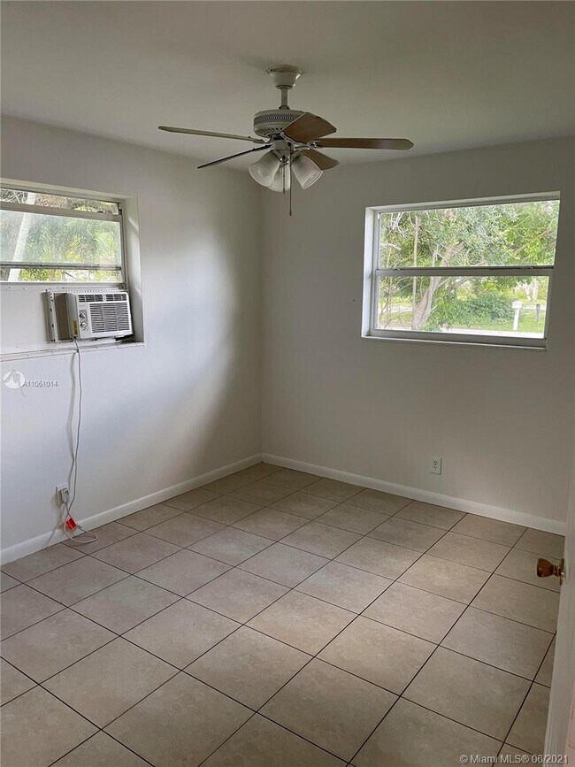 Foto del edificio - 4951 SW 26th Ave