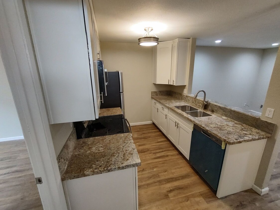 Foto principal - Remodeled 2 Bedroom 2 Bath Condo - Univers...