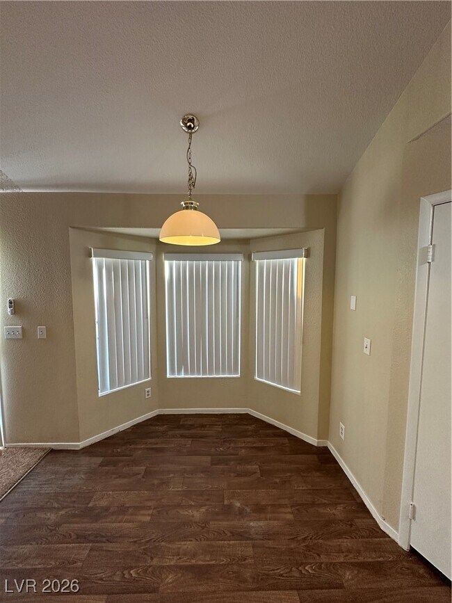 Foto del edificio - 2120 Running River Rd