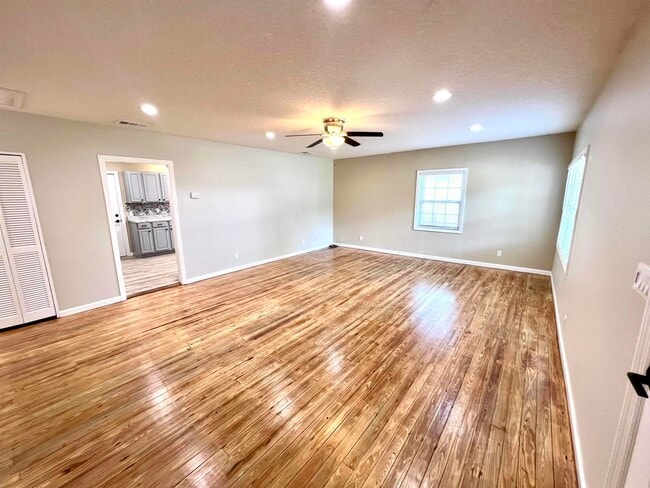 Building Photo - 804 W 2nd St