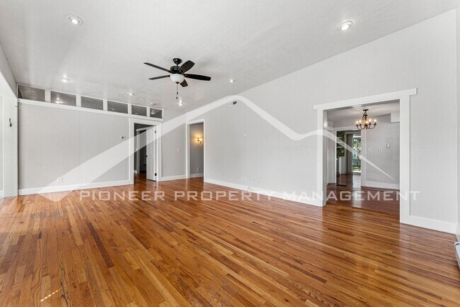 Foto del edificio - Charming Home with Washer/Dryer and Fenced...