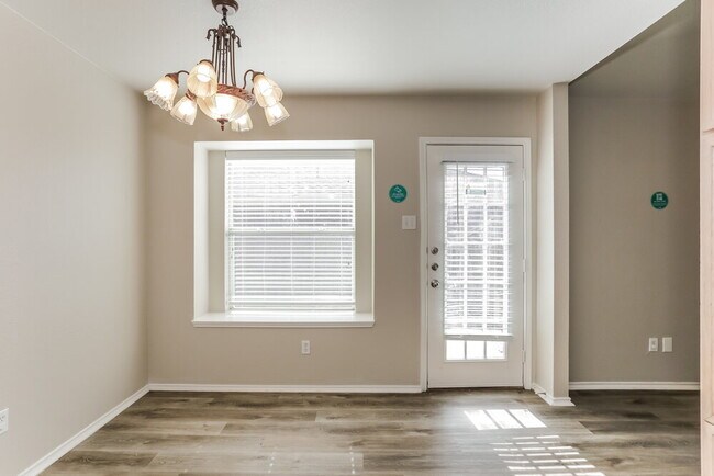 Foto del edificio - 1402 Gray Dawn Dr