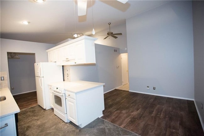 Foto del edificio - 37494 Charter Oaks Blvd